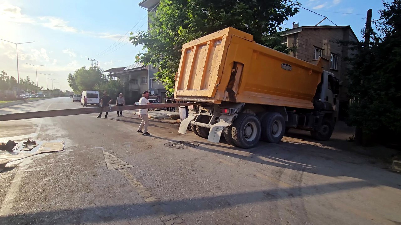 Van'da kamyon kontrolden çıktı!