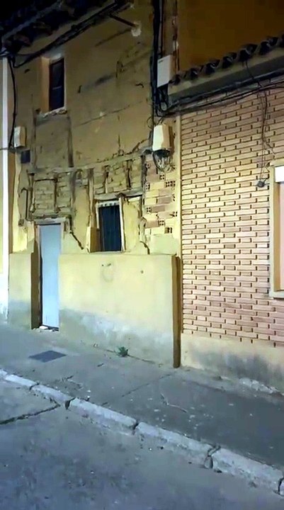 Vídeo de roedores por una casa abandonada en Rioseco