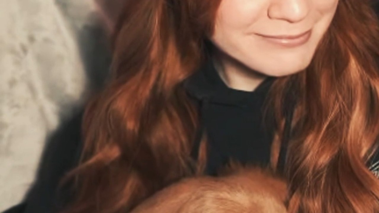 Gingy shows off her sleepy, orange mini puppy wiener dog named Bruce 😭🐶