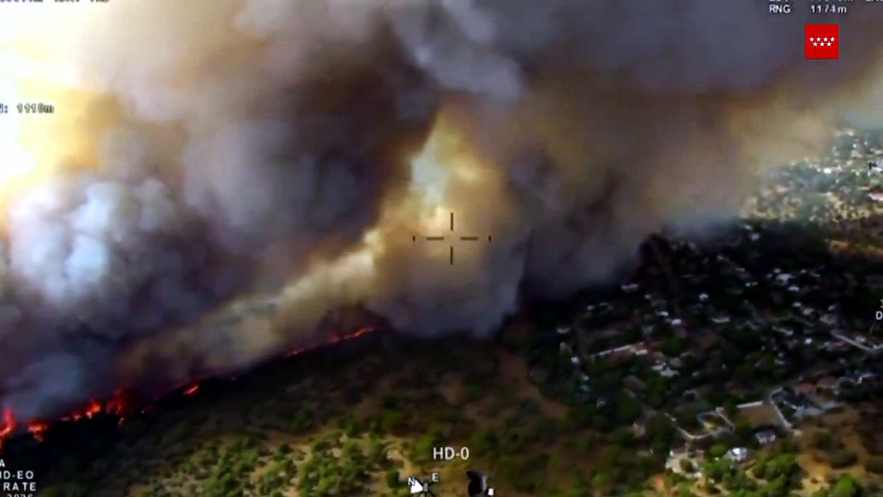 El incendio junto a la urbanización el Encinar del Alberche visto desde un helicóptero