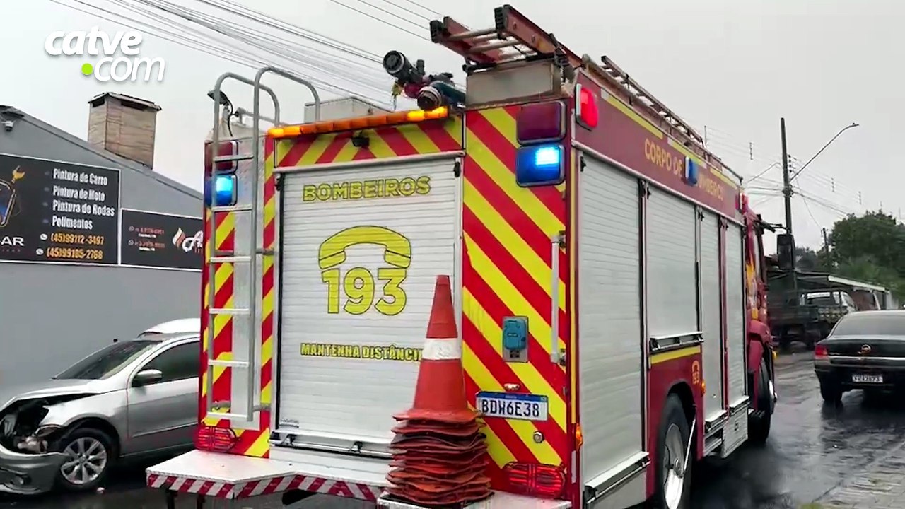 Cadela cai em bueiro e mobiliza Bombeiros em Cascavel