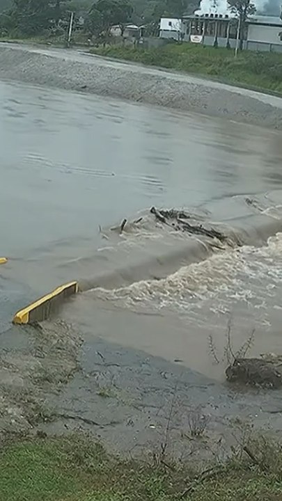 Ponte do Bananal, entre Vale Real e Feliz, está submersa