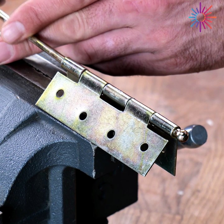 Quick and simple DIY door hinge solution! 🔧🚪