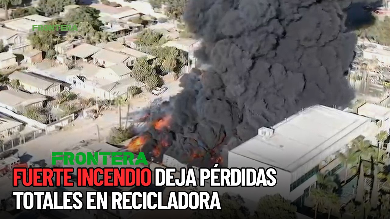 Fuerte incendio deja pérdidas totales en recicladora; evacúan tres empresas