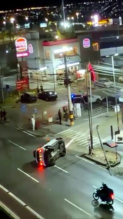 Adolescente perde controle de carro e capota em Águas Claras
