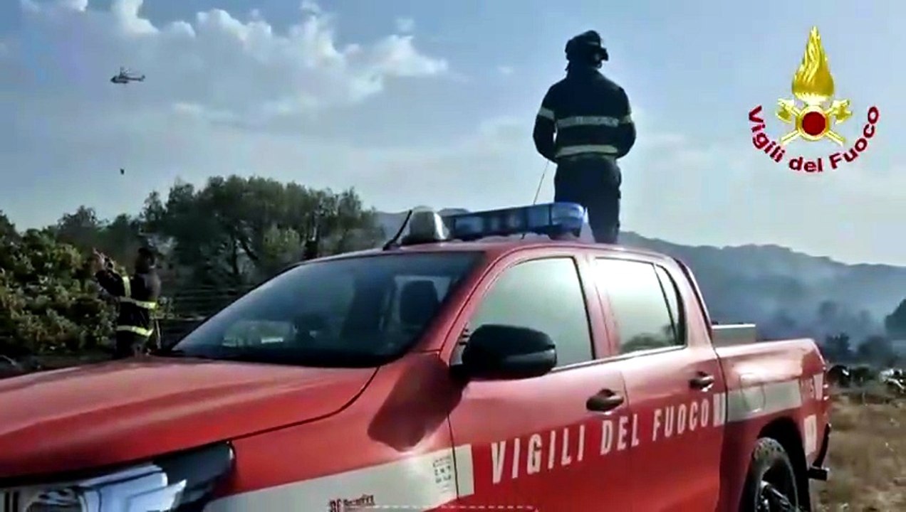 Arzachena, incendio sulla SP 14: in corso spegnimento e bonifica