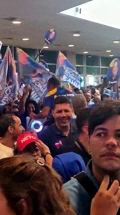 Jorge Araújo chega à convenção do União Brasil em mini trio elétrico; veja vídeo