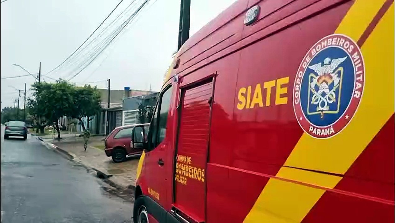 Colisão entre carro e autopropelido quebra a perna de homem no Parque dos Ipês