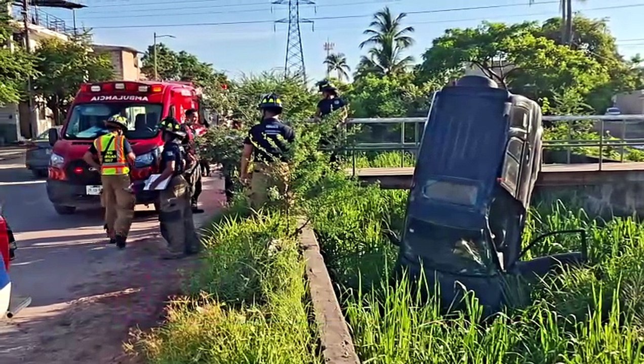 🚗 Camioneta cae a canal tras aparatosa volcadura en Vallarta | CPS Noticias Puerto Vallarta