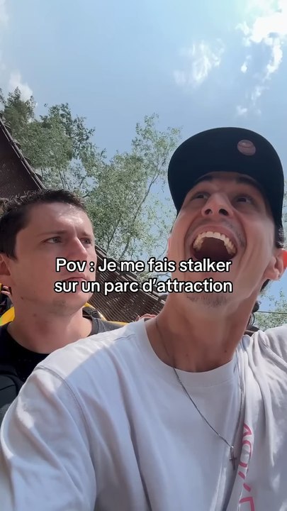 JE ME FAIS SUIVRE SUR UN PARC D’ATTRACTION 😱