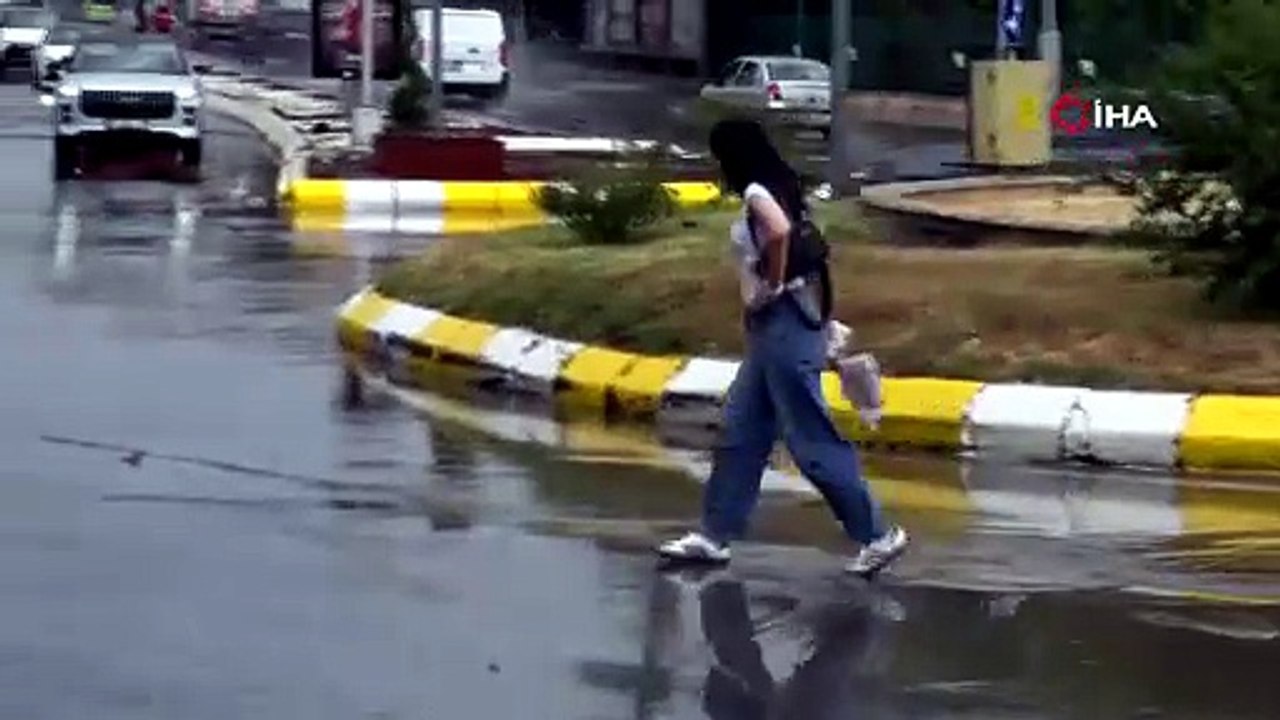 Kuvvetli sağanak yağış Edirne'de yolları göle çevirdi