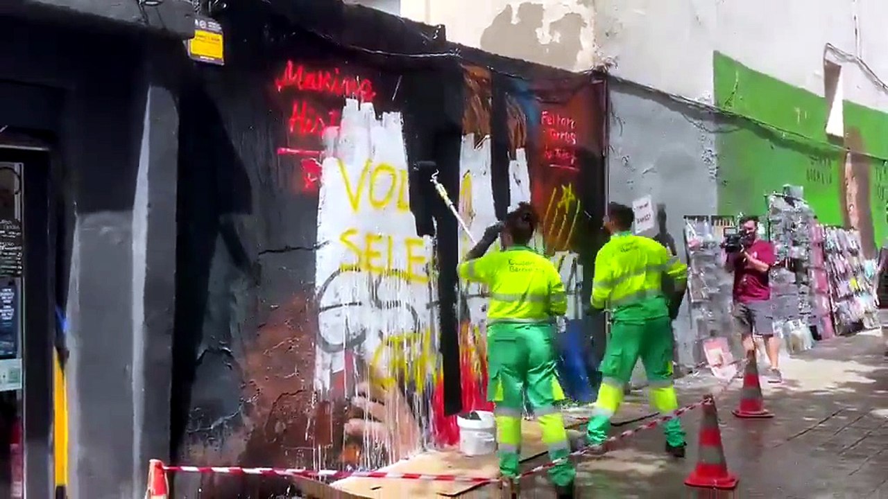 Vandalizaron en Barcelona un mural de Ferrán Torres besando la Copa del Mundo
