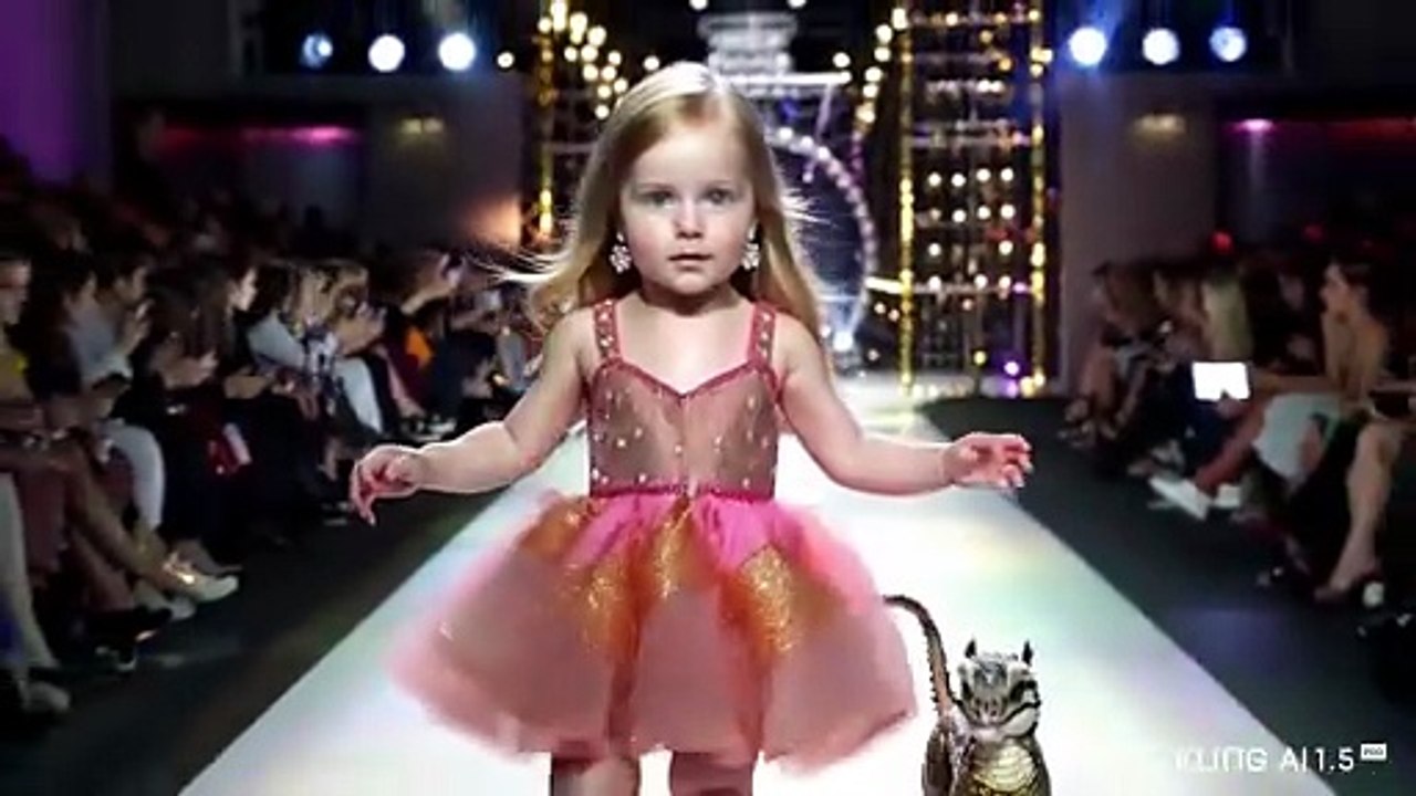 🐉 Susie Walks the Runway with an Adorable Baby Dragon!