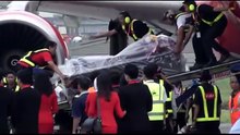 SUASANA HARU MENYAMBUT JENAZAH WANTI PRAMUGARI AIRASIA QZ8501 TIBA DIBANDUNG
