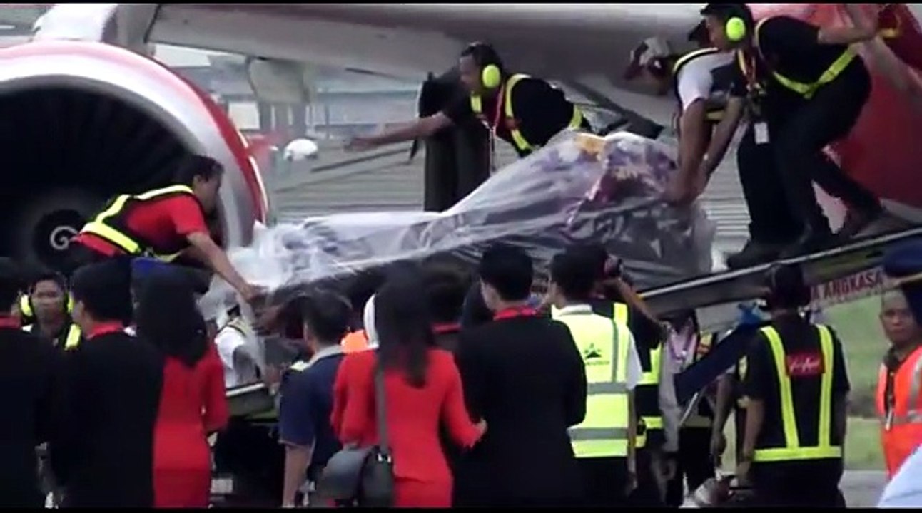 SUASANA HARU MENYAMBUT JENAZAH WANTI PRAMUGARI AIRASIA QZ8501 TIBA DIBANDUNG