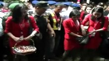 ISAK TANGIS PRAMUGARI AIRASIA SAAT PE.... WANTI KORBAN QZ8501