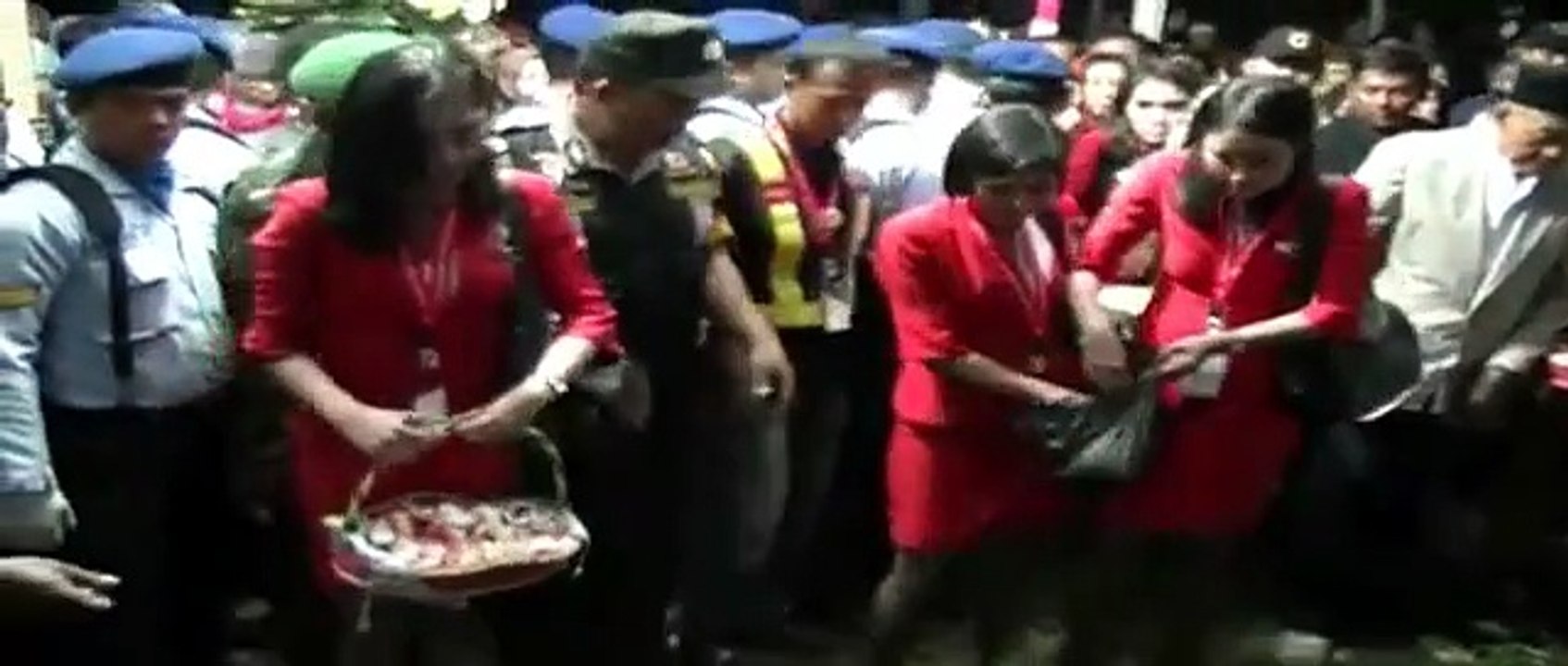 ISAK TANGIS PRAMUGARI AIRASIA SAAT PE.... WANTI KORBAN QZ8501