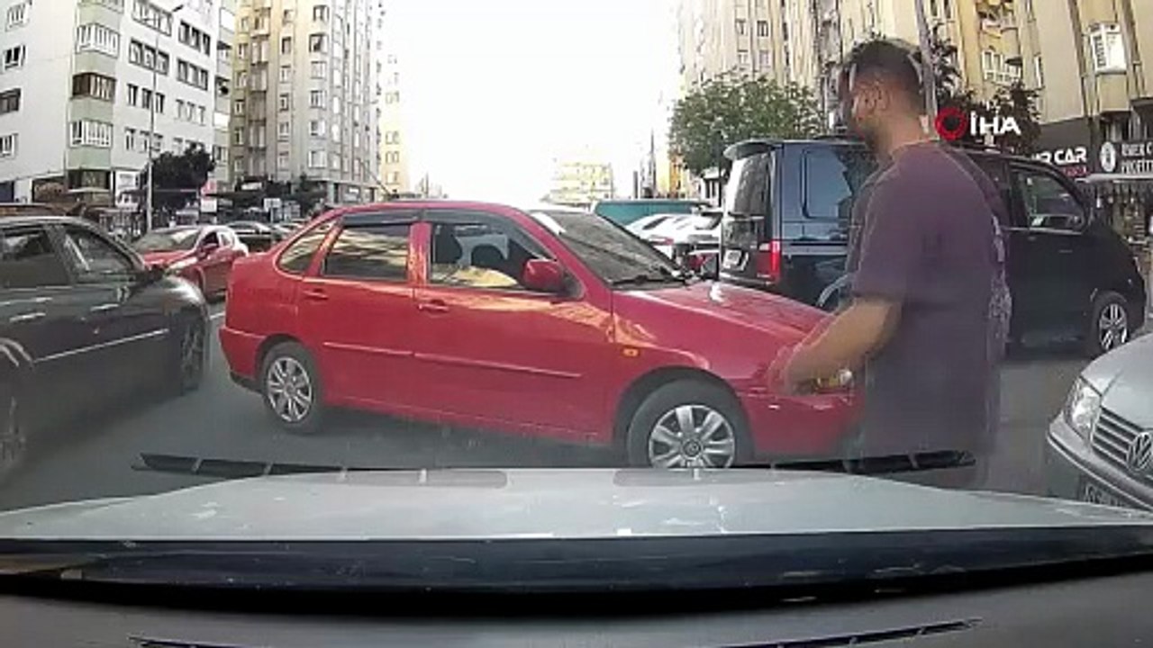 Park yeri kavgasında akılalmaz anlar! Otomobilini bastonlu yaşlı kadının üzerine sürdü