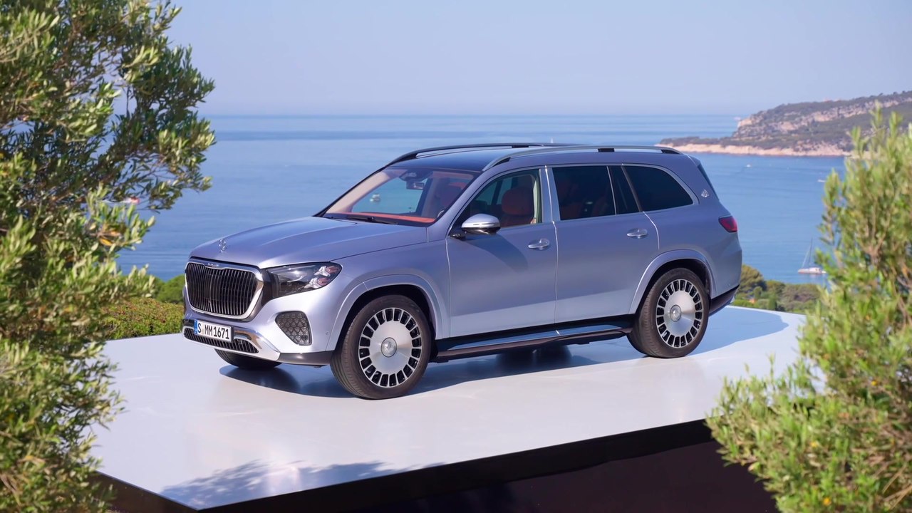 Mercedes-Maybach GLS 680 MANUFAKTUR Design Preview in Light blue metallic