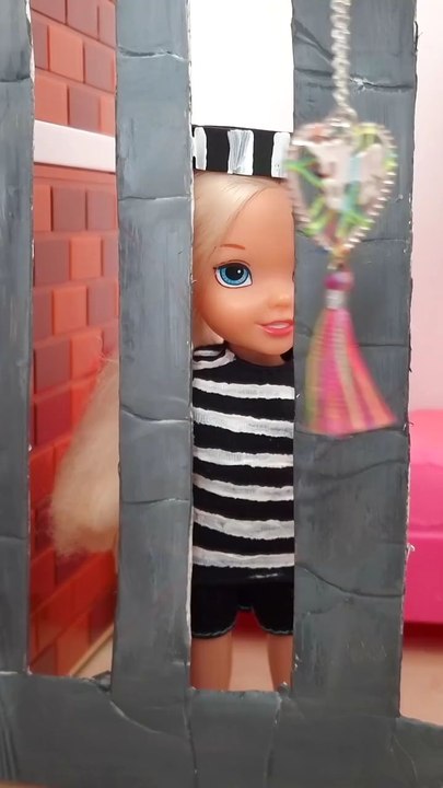 Elsie’s been naughty and took things that didn’t belong to her. Now she’s locked up, but she’s planning a prison escape! #goodbehavior #kidsplayingpolice #imaginativeplay #kidspretendplay #policeroleplay #kidsadventure #storiesforkids #pretendplay #elsado