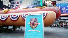 Γιγάντινο γλυπτό hot dog επιστρέφει στην Times Square της Νέας Υόρκης