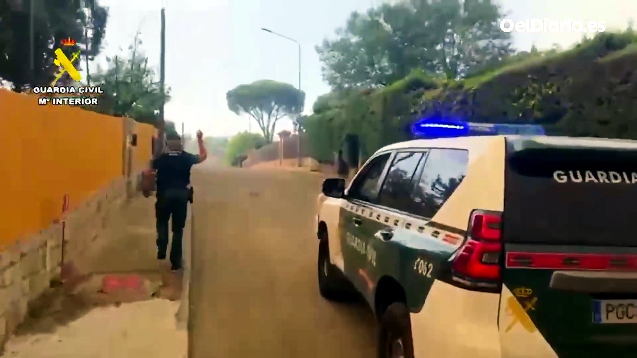 La Guardia Civil evacúa la urbanización El Encinar del Alberche por el incendio de Almorox