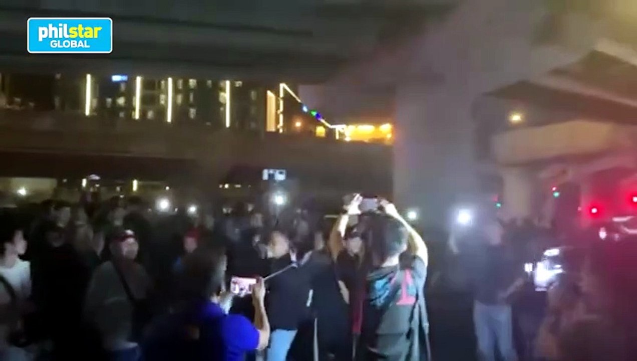 Mga tagasuporta ni dating Pang. Rodrigo Duterte, na nasa Villamor Airbase [Full Movie]