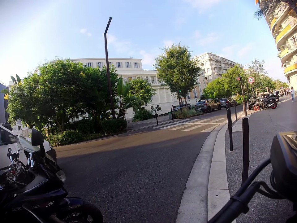 Quand un trottinettiste sauve un flic distrait… en plein lundi matin à Nice