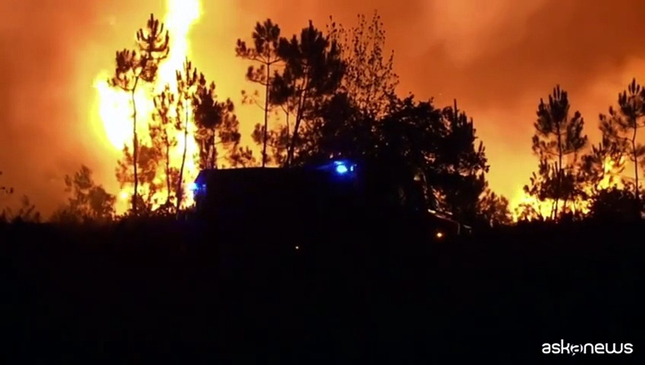 Un violento incendio sta devastando la Gironda in Francia
