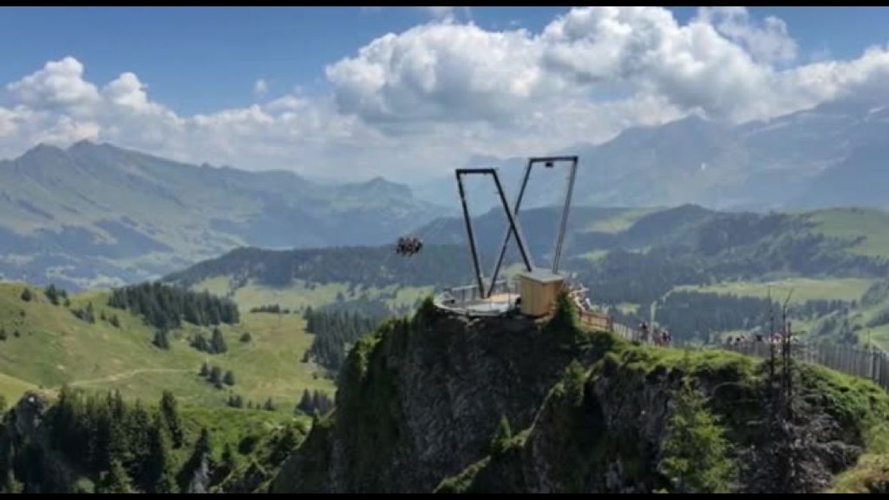 Svizzera, un'altalena gigante per volare nel vu...