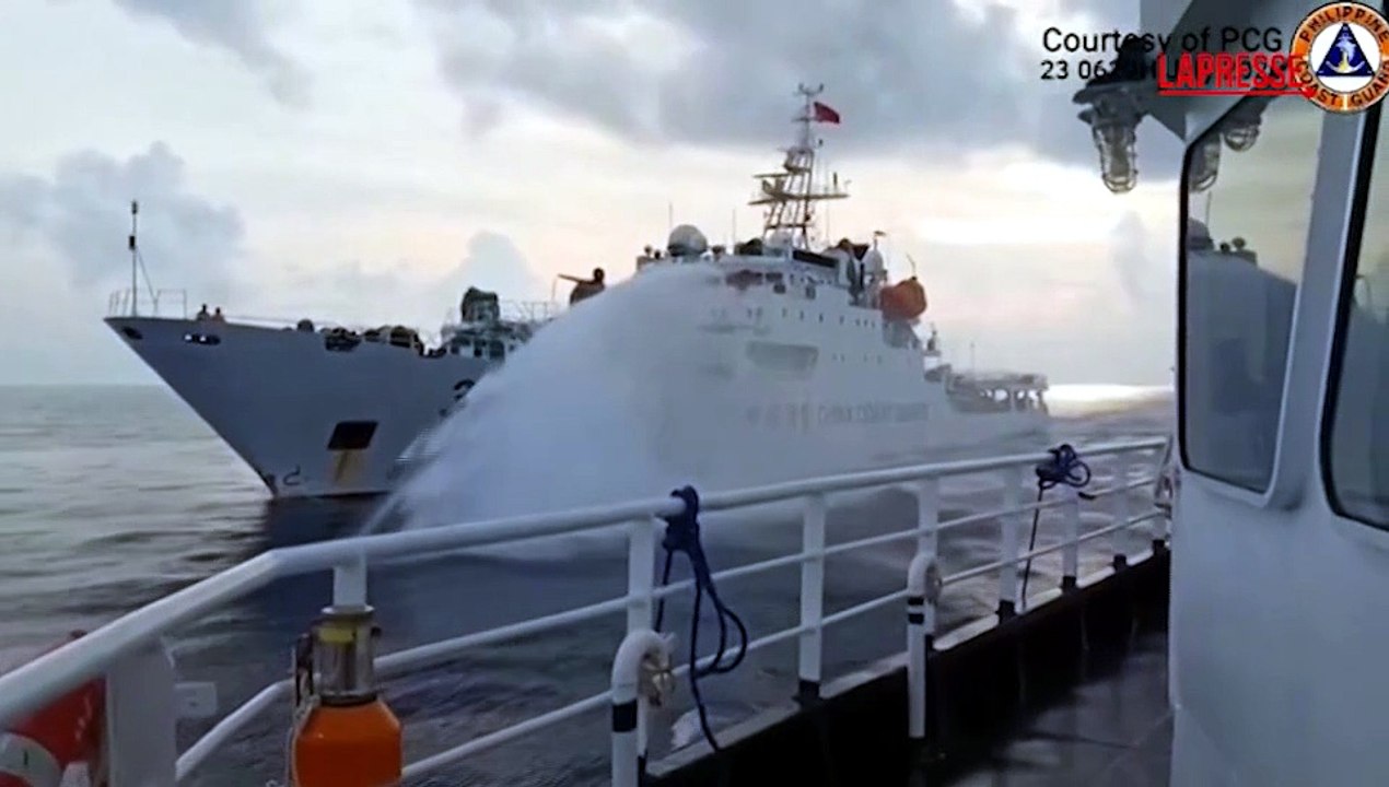 Guardia costiera cinese attacca con idranti ad acqua nave del governo delle Filippine