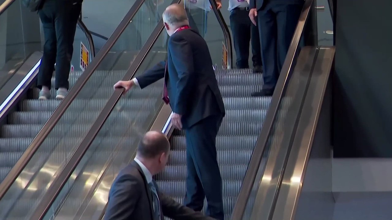 Viral MOMENT: Australia's PM SWEARS after nearly FALLING on an ESCALATOR