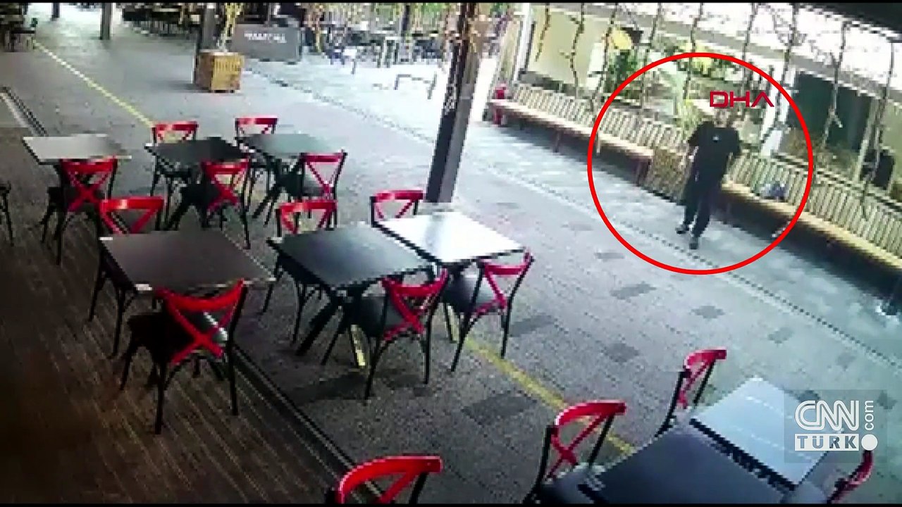 Fenalaşıp yere yığılan gencin cebindeki parayı çaldı