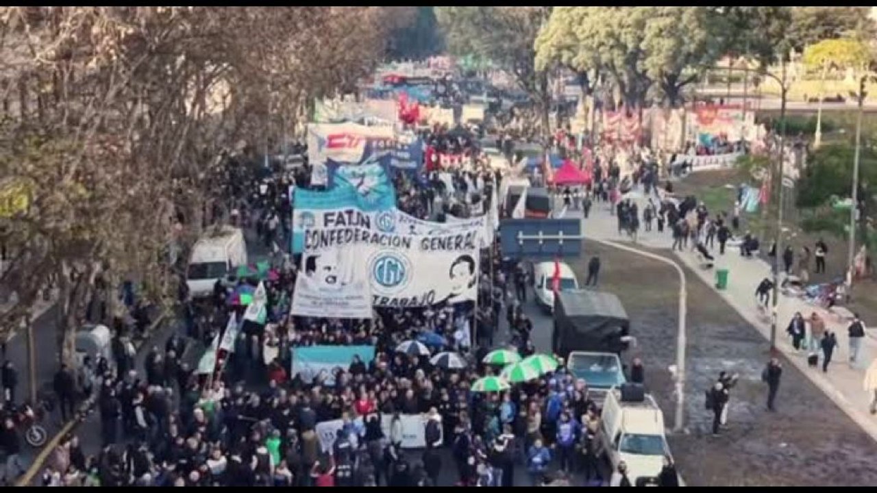 Buenos Aires, pensionati in piazza: "Non si mangia tutti i giorni"