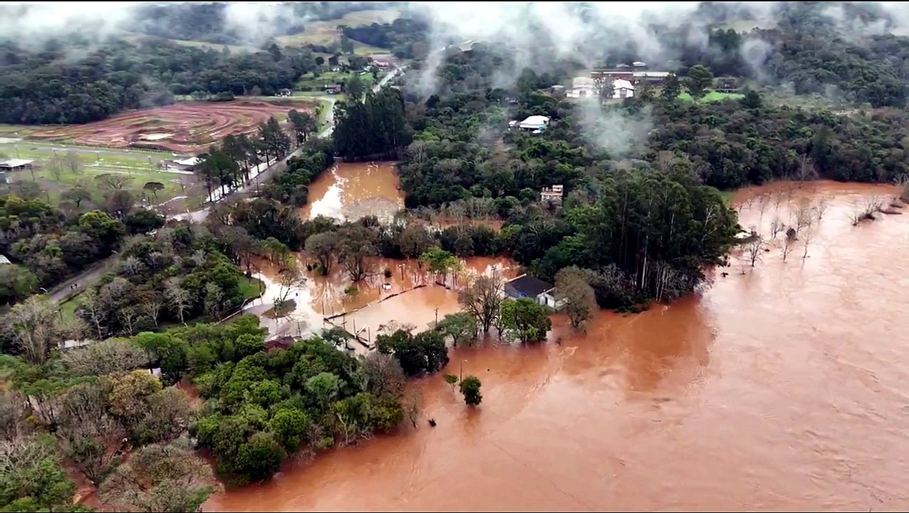 Ônibus e casa são arrastados pela correnteza após fortes chuvas no Rio Grande do Sul