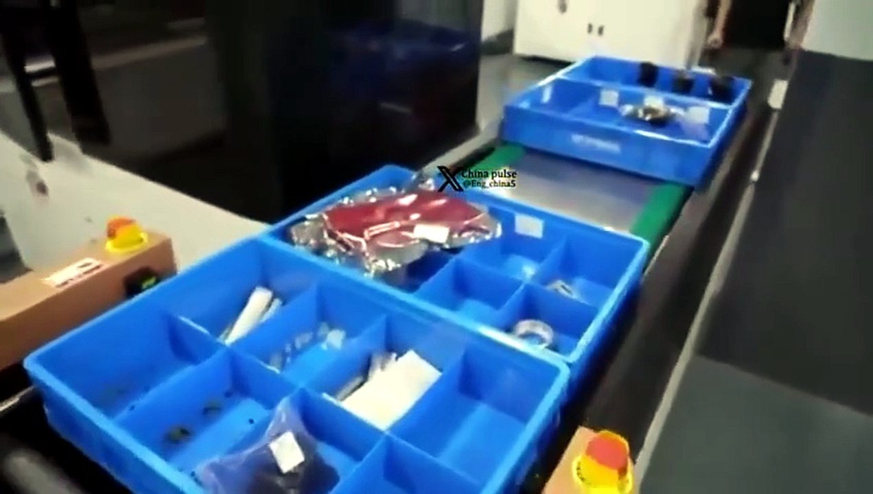 🚨 China inaugura a PRIMEIRA LINHA DE PRODUÇÃO 100% AUTOMATIZADA de robôs humanoides do mundo!