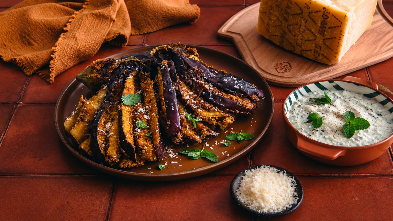 Aubergines panées au Grana Padano et sauce au concombre, menthe et Grana Padano