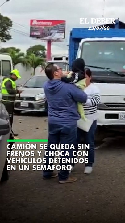 Camión se queda sin frenos y choca con vehículos detenidos en un semáforo
