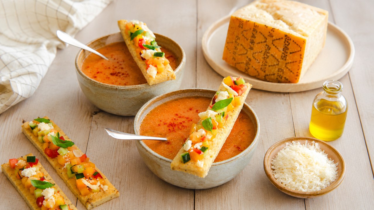 Soupe glacée de fruits et légumes d'été au piment d'Espelette, crackers au Grana Padano