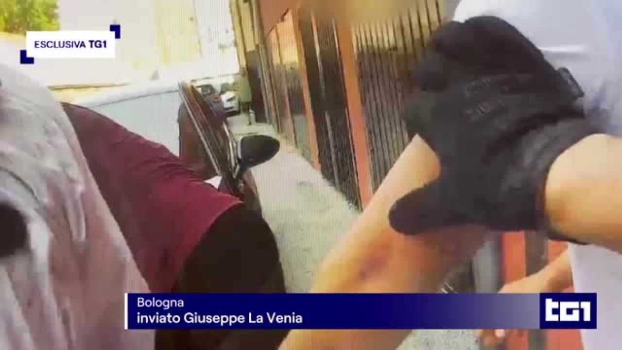 Fakir, il video esclusivo del Tg1: le immagini dalla bodycam degli agenti, il contatto con un'altra persona