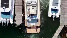 ¿Cómo logra este yate pasar por un espacio tan estrecho? 😱⚓