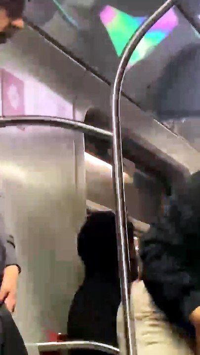 Vídeo: veja momento em que trem pega fogo no Centro de São Paulo