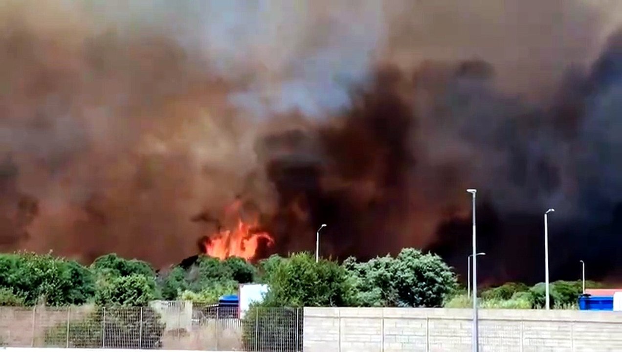 Sardegna in fiamme, paura a Portoscuso: il rogo si avvicina a case e aziende - VIDEO