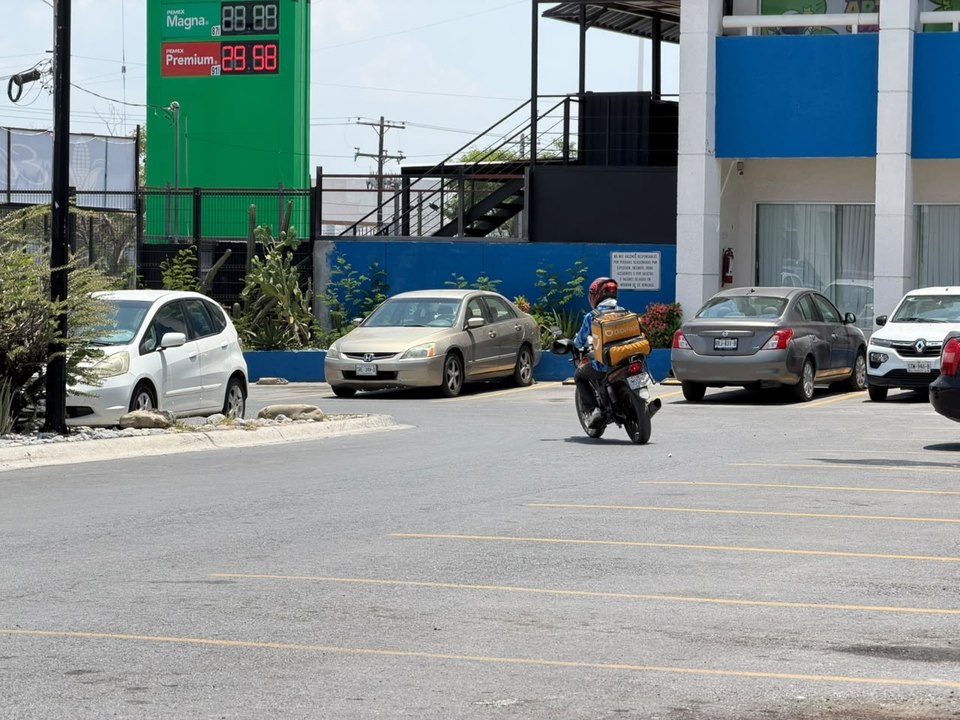 Entre el calor y el tráfico: el reto diario de los repartidores en Nuevo León