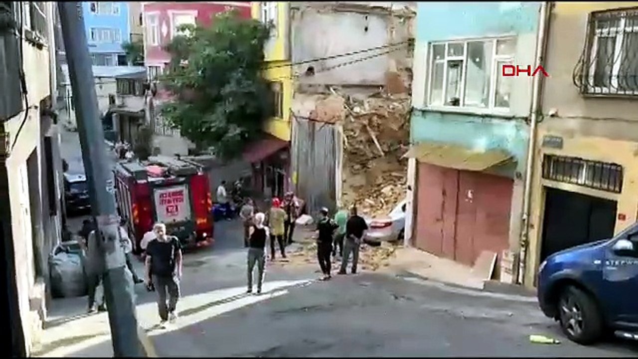 Beyoğlu'nda 2 katlı bina çöktü: O anlar kamerada