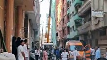 لحظة انتشال جثمان ضحية حادث انهيار أجزاء من عقار بالدقهلية