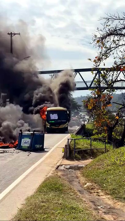 Dois ônibus são incendiados e causam caos na Rodovia Washington Luiz