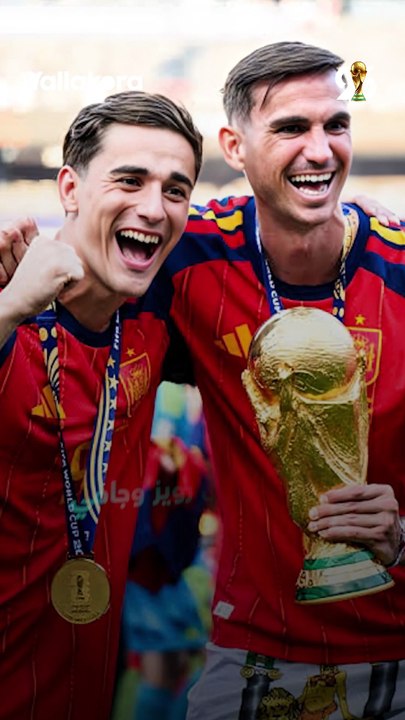 من منصات التتويج لصناديق الطماطم! 🍅 أغرب مكافأة كروية لثنائي منتخب إسبانيا