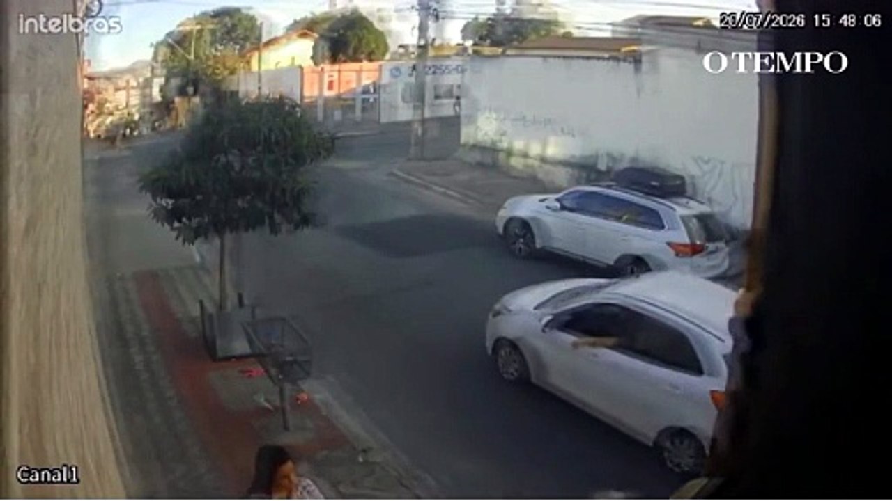 Cocô de cachorro vira motivo de briga com spray de pimenta entre vizinhas