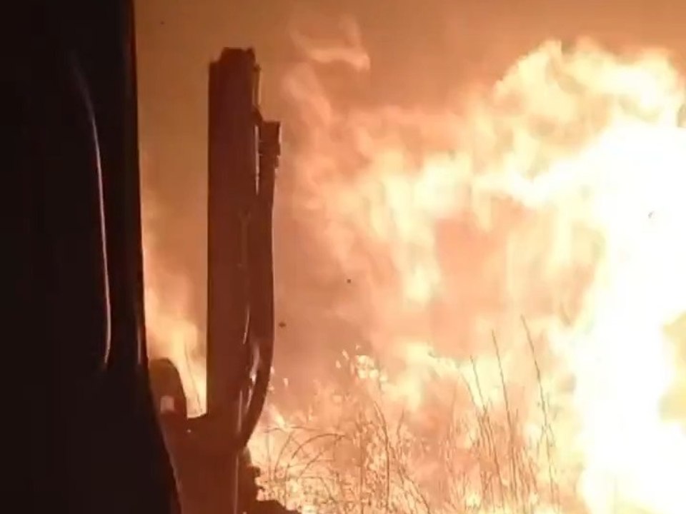 Vídeo del "ataque" con maquinaria pesada para extinguir el incendio de Castropodame